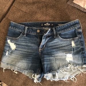 Hollister distessed shorts SIZE 5/27